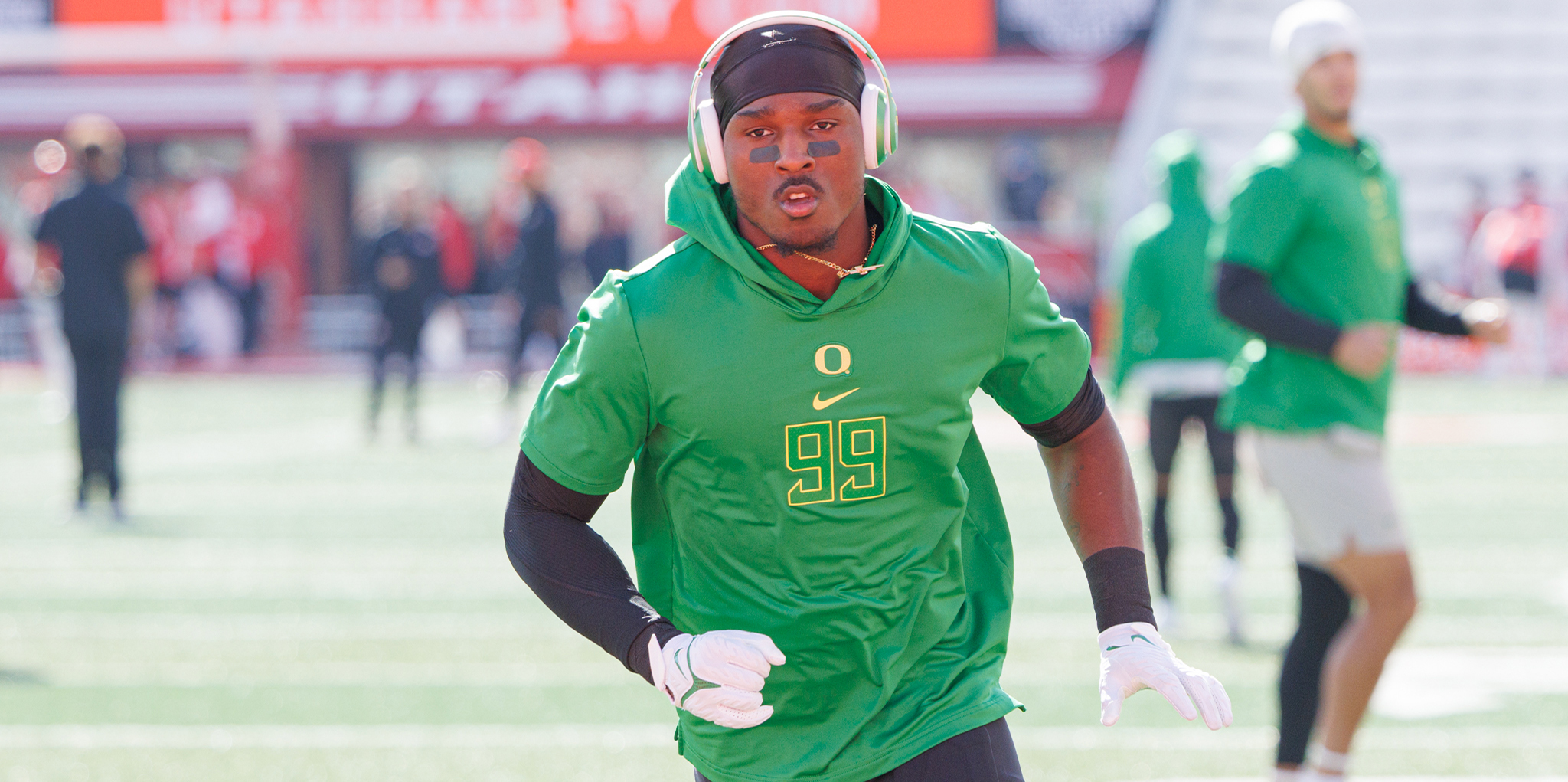 Oregon Ducks wide receiver Jurrion Dickey warms up ahead of a game against the Utah Utes.